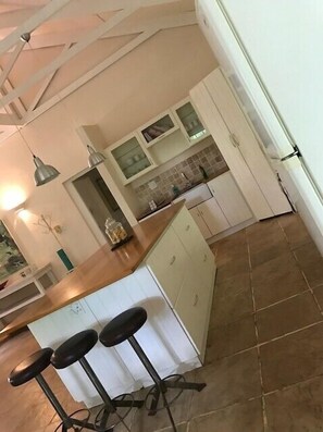 Luxury House, 4 Bedrooms | Private kitchen | Fridge, microwave, oven