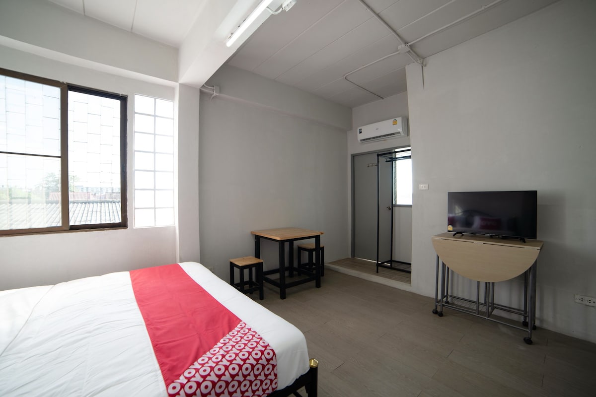 Een bureau, gratis wifi, beddengoed