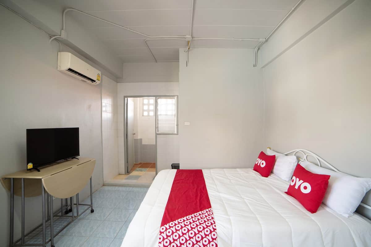 Desk, WiFi (free), bed sheets