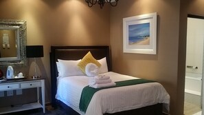 Minibar, Schreibtisch