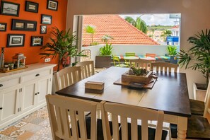 ランチ、ディナーに営業 (アジア料理)