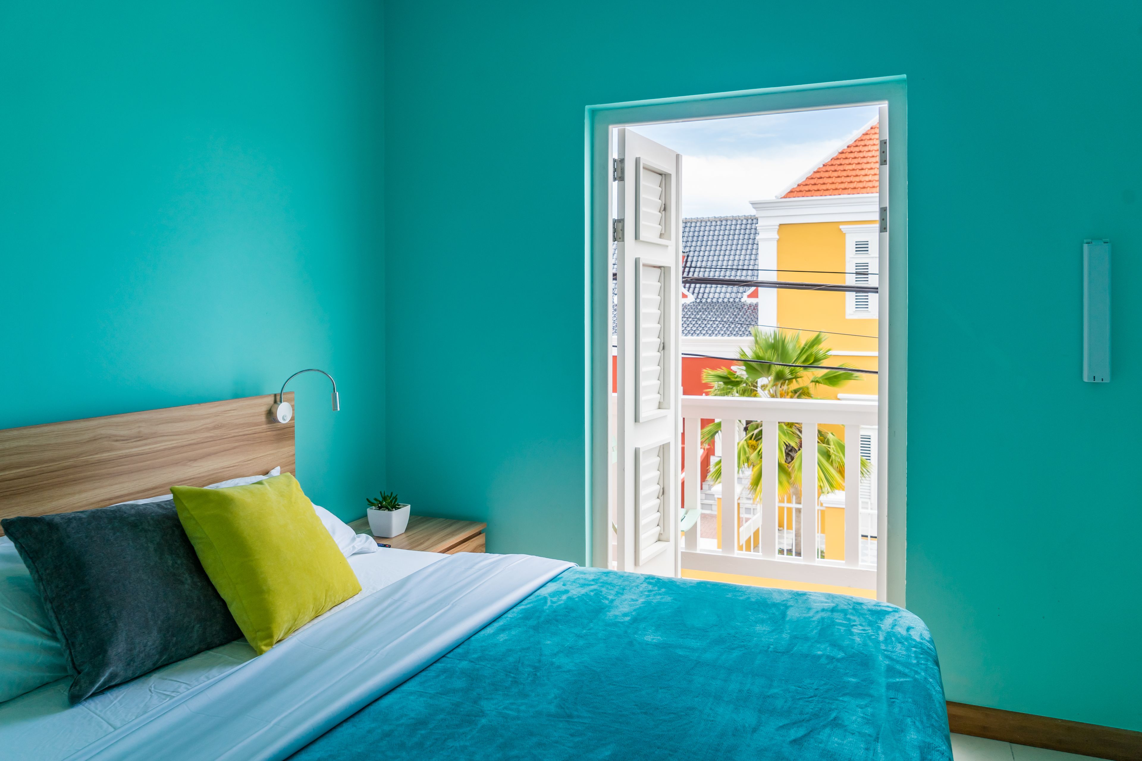 高档床上用品、记忆海绵床垫、免费 WiFi、床单