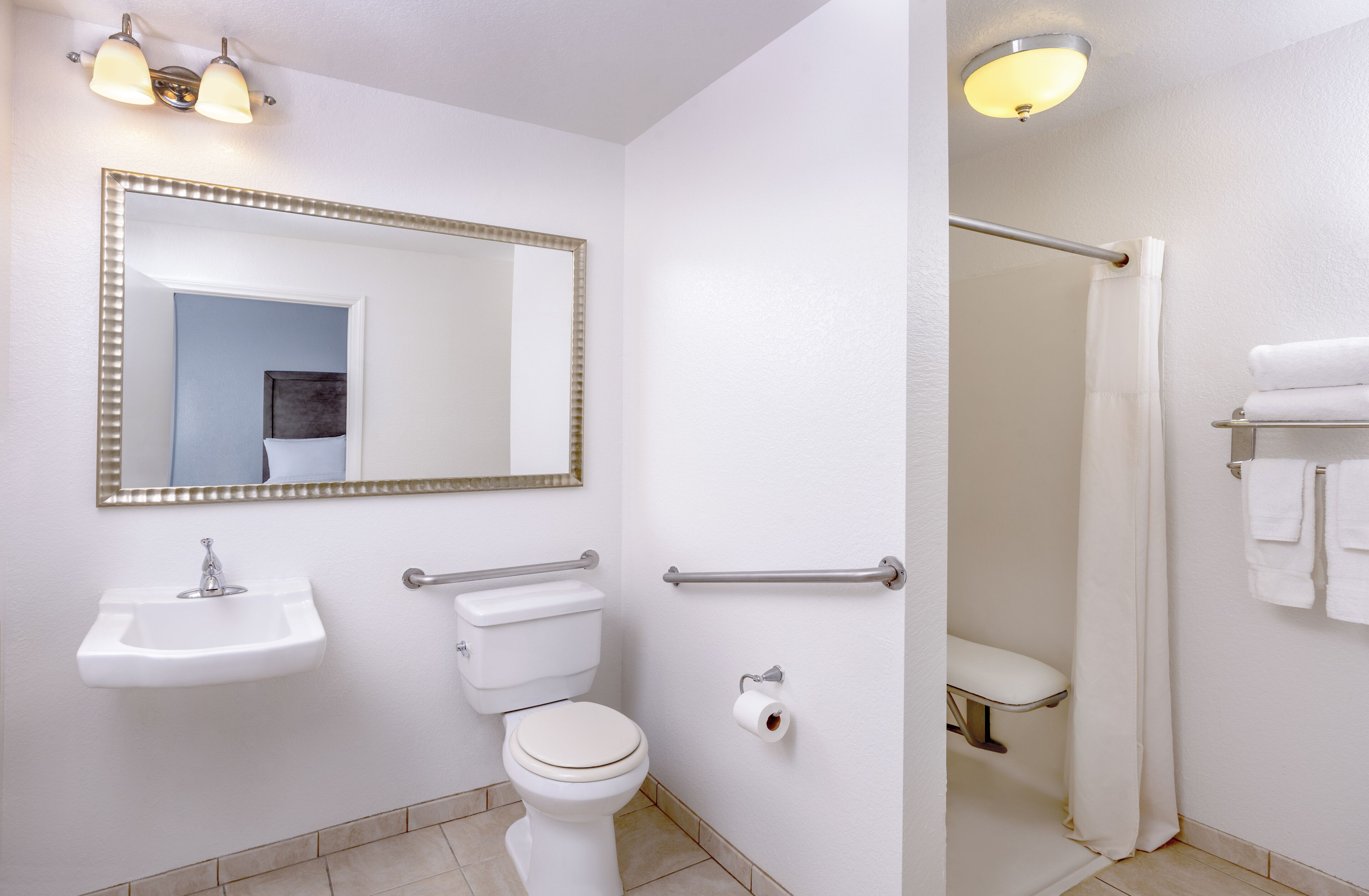 Un baño con lavamanos, inodoro y ducha.