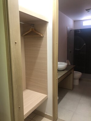 Shower, rainfall showerhead, free toiletries, towels - Hostel paradise (Santa Marta)