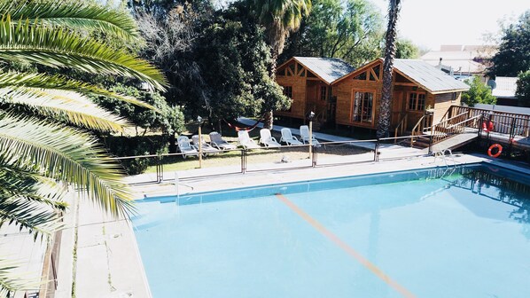 Piscina externa sazonal, espreguiçadeiras