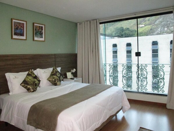 Minibar, desk, blackout curtains, free WiFi