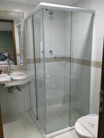 Minibar, escritorio, cortinas blackout y wifi gratis 