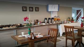 Café da manhã com buffet grátis todos os dias