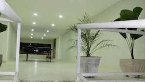A hallway with patterned tiles, potted plants, and a piano in the distance. - Princesa Isabel Pousada & Hotel - Rua Teresa (Petrópolis)