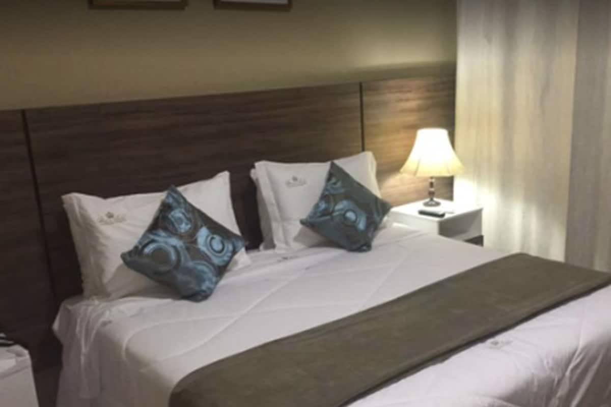 Minibar, escritorio, cortinas opacas y wifi gratis