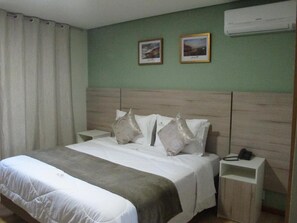 Minibar, escritorio, cortinas blackout y wifi gratis 