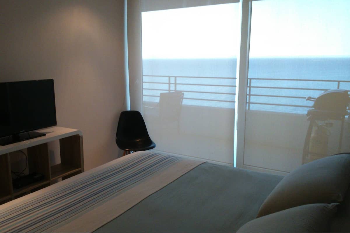 Departamento familiar, 3 habitaciones, vista al mar | Decoración personalizada, tabla de planchar con plancha y cunas