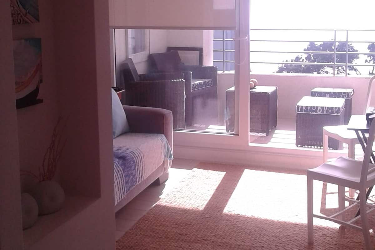 Apartamento econômico, 1 quarto, vista para a praia, de frente para o mar | Área de estar | TV de tela plana