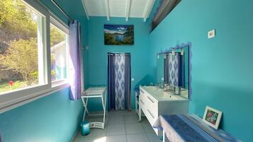 Luksus-værelse - 1 kingsize-seng - bjergudsigt | Badeværelse | Separat badekar og bruser, gratis toiletartikler, hårtørrer, håndklæder