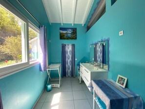 Bañera y ducha independientes, artículos de tocador gratuitos