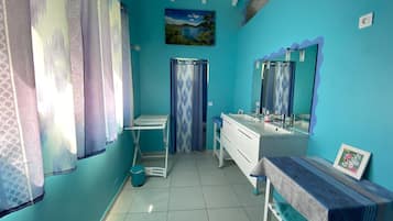 Chambre Luxe, 1 très grand lit, vue montagne | Literie de qualité supérieure, minibar, décoration personnalisée, bureau