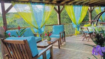 Ropa de cama de alta calidad, minibar y decoración personalizada