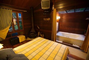 Chalé, banheira de hidromassagem (Orquidea) | Roupas de cama antialérgicas, frigobar, individualmente decorados