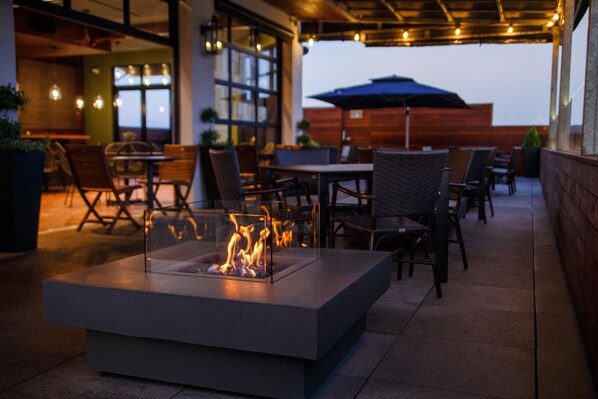 2 bares/lounges