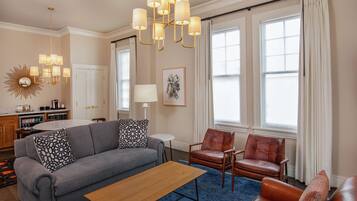 Ropa de cama hipoalergénica y caja de seguridad en la habitación