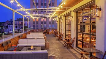 2 bars/lounges