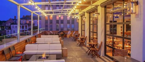 2 bars/lounges