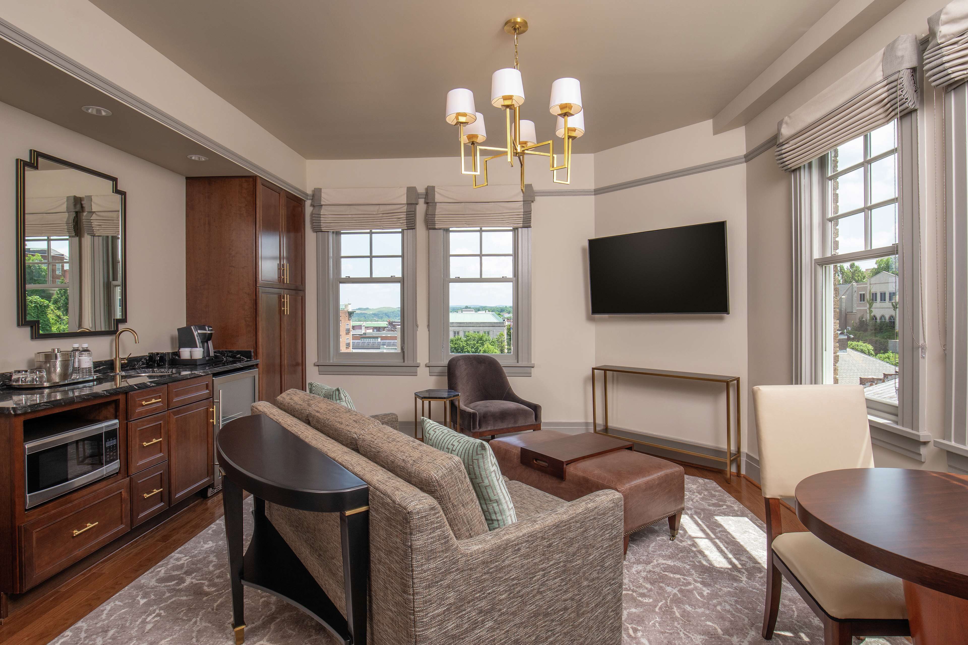 Suíte, 1 cama King, para não fumantes | Roupas de cama antialérgicas, cofres nos quartos, escrivaninha