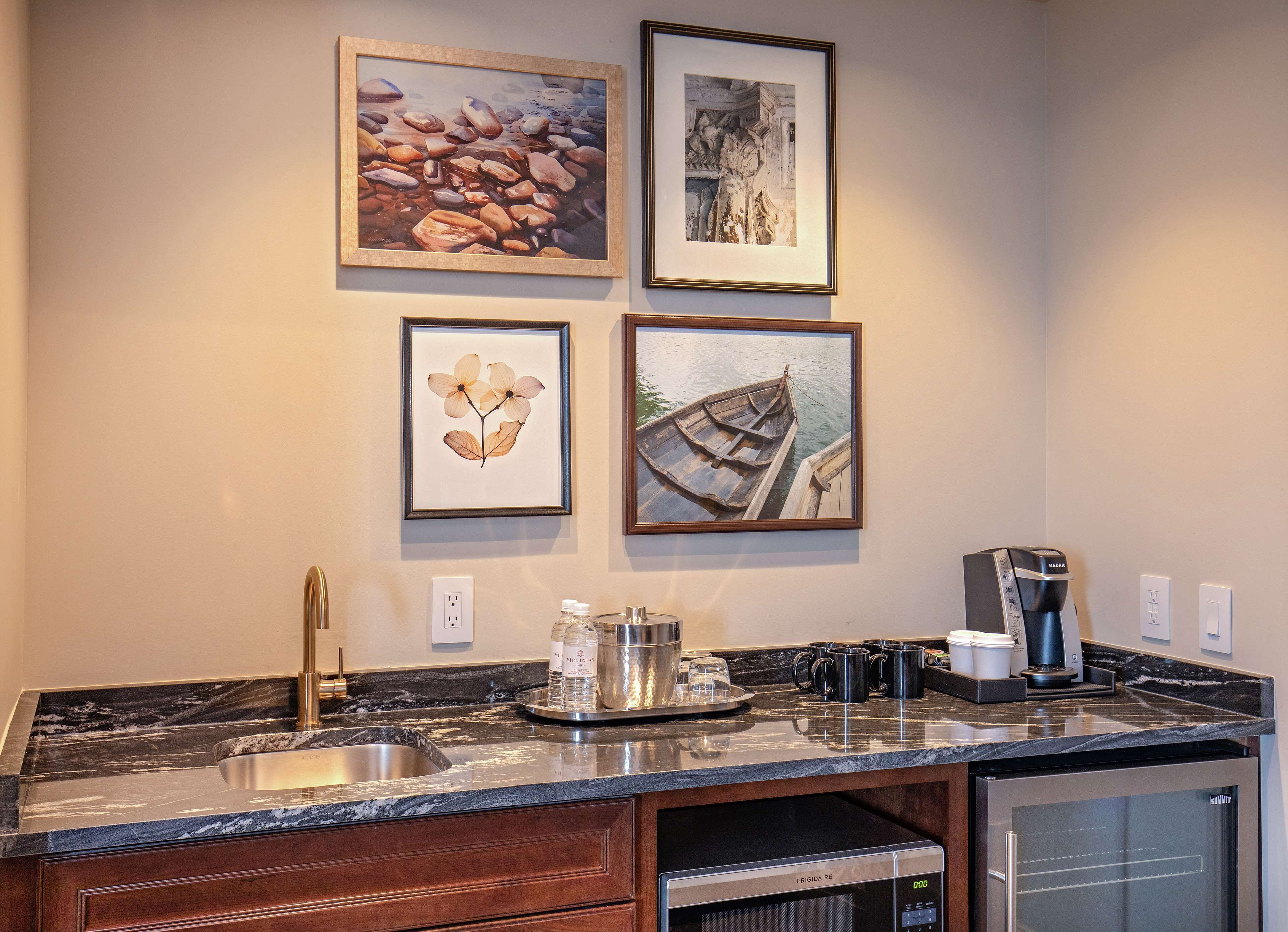 deluxe suite, 1 king bed | hypo-allergenic bedding, in-room safe, desk, blackout curtains