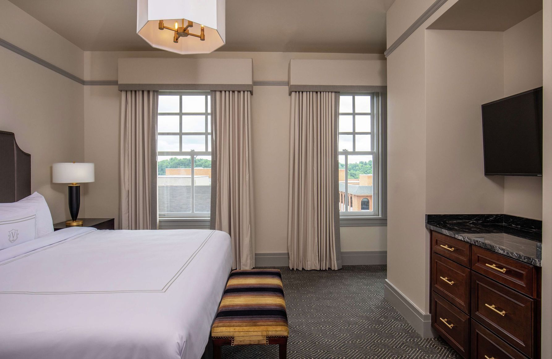 Hypo-allergenic bedding, in-room safe, desk, blackout drapes