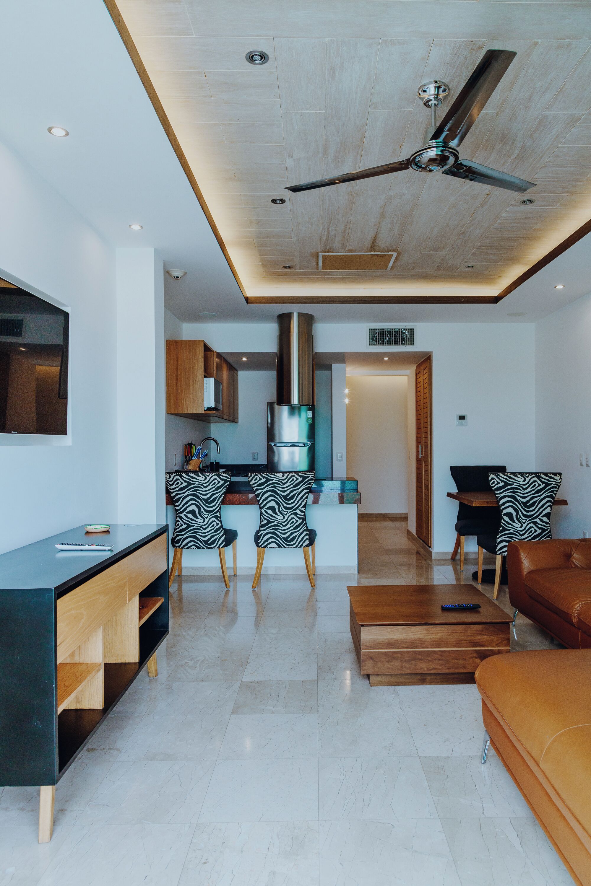 Grand Presidential Suite Hot Tub with Balcony Collection | Área de sala de estar | Televisión LED de 55 pulgadas con canales por cable y televisión 