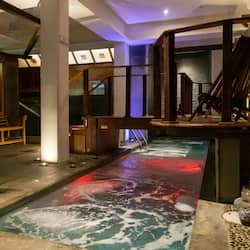 Salas de tratamiento para parejas, sauna y tina de hidromasaje