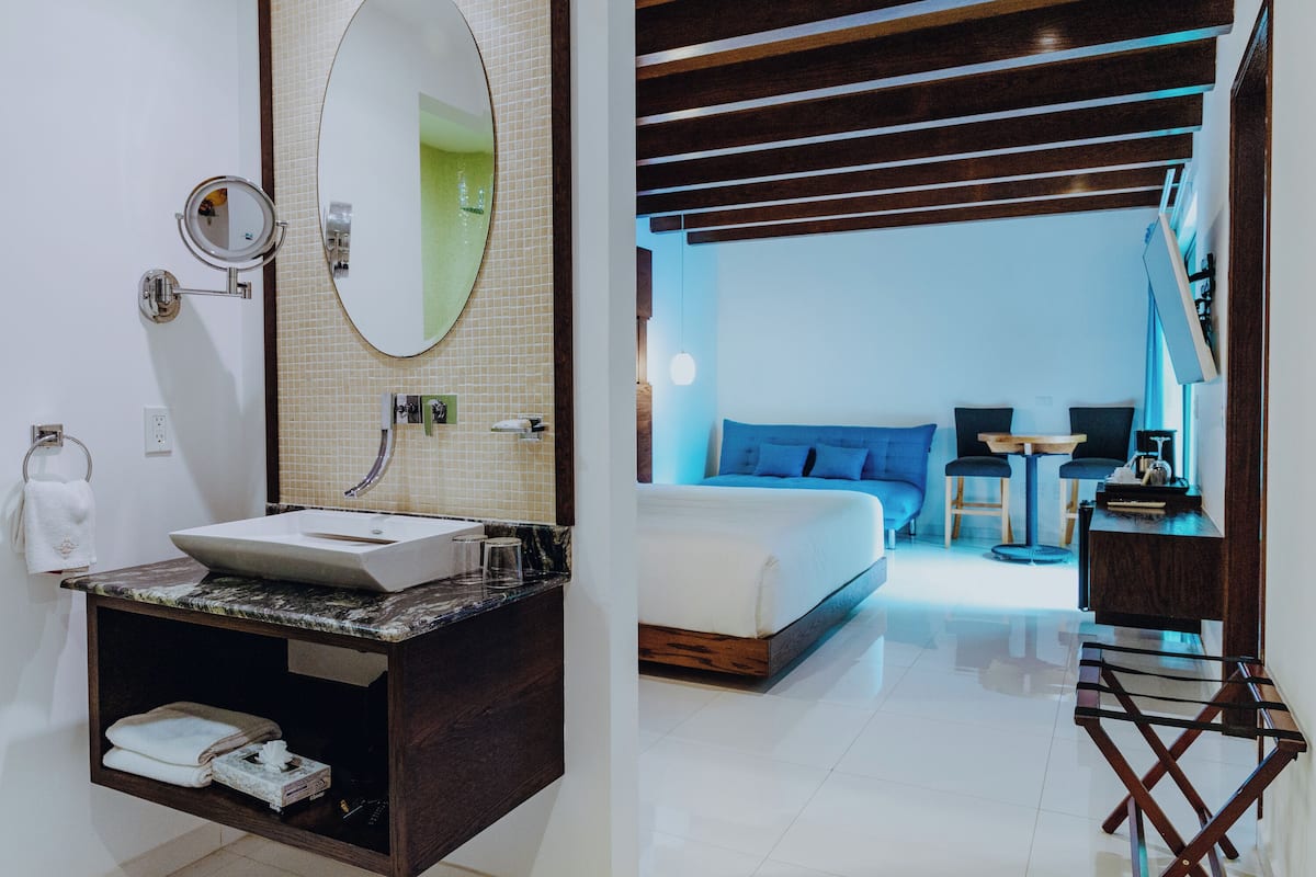 Executive suite with bathtub | Peralatan tempat tidur premium, gebar bulu kapas, katil Select Comfort