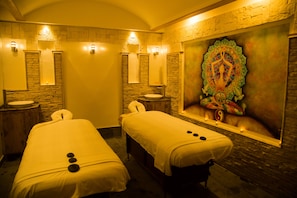 Couples treatment room(s), sauna, hot tub, steam room