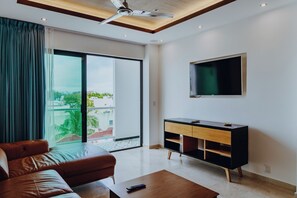 Grand Presidential Suite Hot Tub with Balcony Collection | Area keluarga | Televisi LED 55-inci dengan saluran TV kabel dan TV