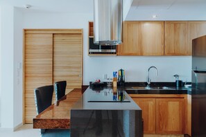 Grand Presidential Suite Hot Tub with Balcony Collection | Cuisine privée