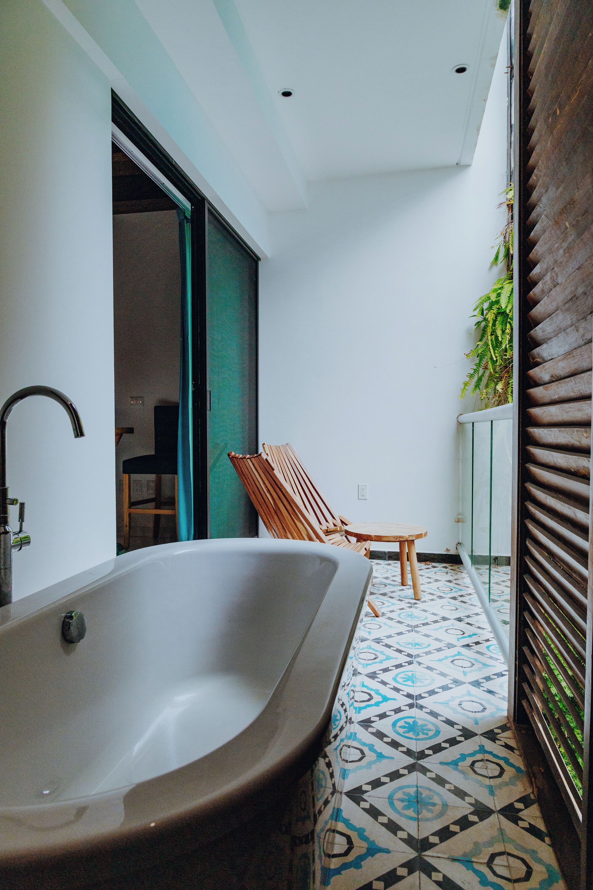 Deluxe kamer, bad | Badkamer | Een douche, designer toiletartikelen, een haardroger, pantoffels