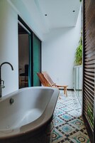 Executive suite with bathtub | Baðherbergi | Sturta, snyrtivörur frá þekktum framleiðendum, hárblásari, inniskór