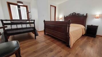 Quarto 02 | Ferros/tábuas de passar roupa, Wi-Fi de cortesia, roupa de cama
