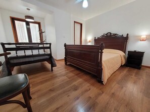 Quarto 02 | Ferros/tábuas de passar roupa, Wi-Fi de cortesia, roupa de cama