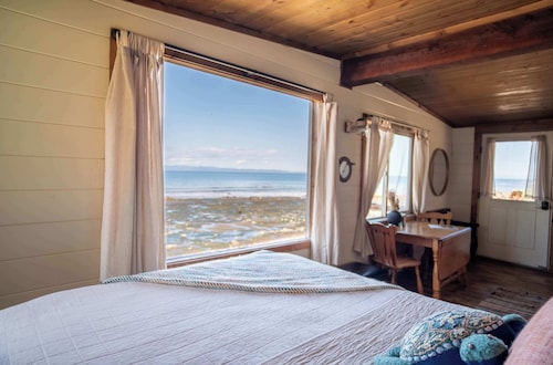 Codfish Cottage Cabin on the Strait of Juan de Fuca