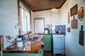 Coffee/tea maker, fridge, oven, stovetop