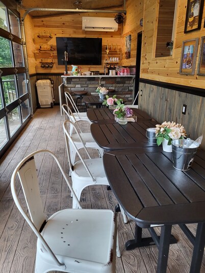 Cozy Cabin Located in gated resort near Lake Cumberland. Pool & boat ramp onsite