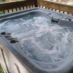 Outdoor spa tub - Cozy Cabin Located in gated resort near Lake Cumberland. Pool & boat ramp onsite (Burnside)