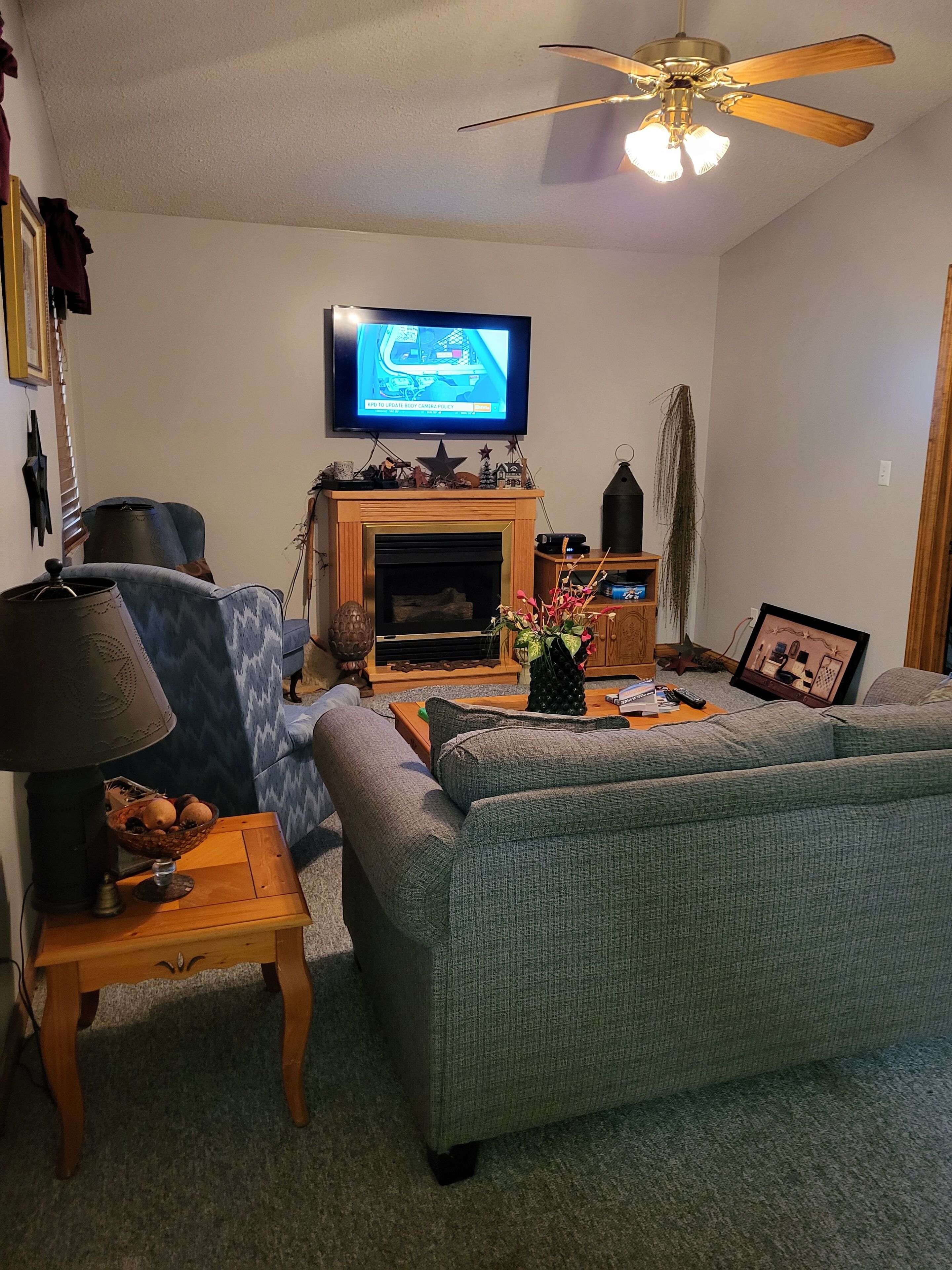 Smart TV, fireplace, Netflix, Hulu
