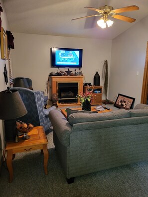Smart TV, fireplace, Netflix, Hulu - Cozy Cabin Located in gated resort near Lake Cumberland. Pool & boat ramp onsite (Burnside)