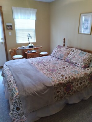 A bedroom with a bed, a desk, a chair, and a window with blinds. - Cozy Cabin Located in gated resort near Lake Cumberland. Pool & boat ramp onsite (Burnside)