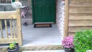 A wooden house with a green door, a welcome sign, and a number 589 sign. - Cozy Cabin Located in gated resort near Lake Cumberland. Pool & boat ramp onsite (Burnside)