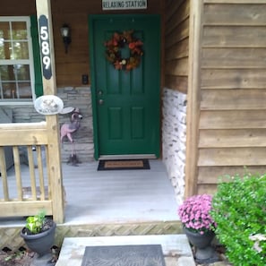 Exterior detail - Cozy Cabin Located in gated resort near Lake Cumberland. Pool & boat ramp onsite (Burnside)