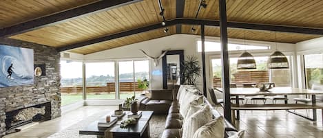 Smart-tv, een open haard, een dvd-speler en speelgoed