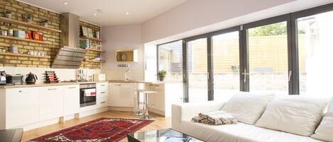 薄型テレビ、ステレオ、書斎 / ワークスペース